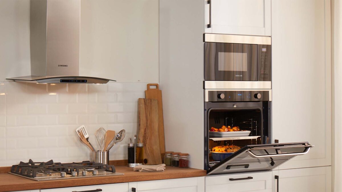 Samsung Dual Cook Flex™ teknolojisine sahip fırınlarla aynı anda iki farklı yemeği pişirin