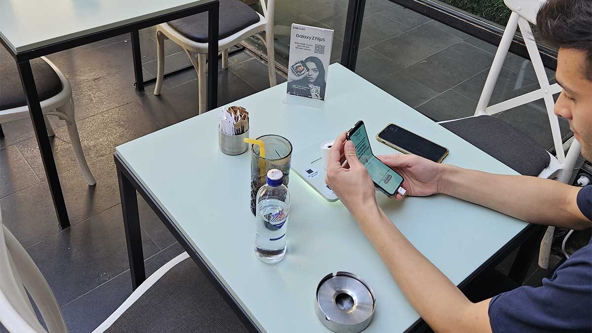 Samsung’un en yeni katlanabilir modellerinden Galaxy Z Flip5, Flip Cafe’de ziyaretçilerini bekliyor